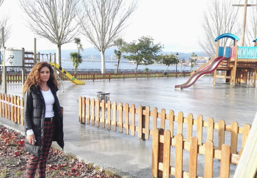 O Concello de Noia instala unha nova soleira no parque infantil do paseo marítimo